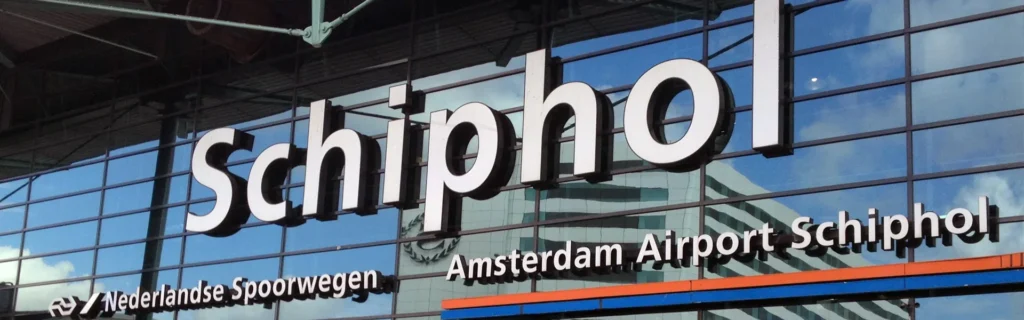 Het bord van Schiphol Amsterdam Airport, bestemming van de luchthaventaxi